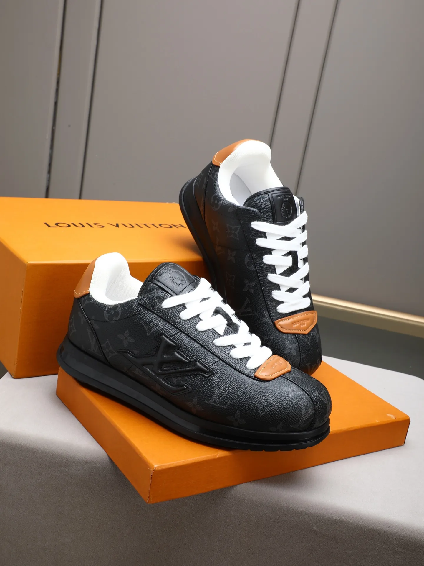 PP560 LV Louis Vuitton L Jialu Brand Runner Tatic Series Thick-soled Casual Sports Shoes Running Shoes Original purchase, development and production This LV Runner Tatic sports shoe combines technical materials such as mesh fabric and ribbons to interpret the inspiration of traditional mountaineering shoes. LV letters are written on one side, the lariat buckle of the quick lacing system is embellished with Monogram flowers and Louis Vuitton logos, and the light and wear-resistant rubber outsole completes the whole. ▪️Fabric: Original imported cowhide + mesh ▪️Inner lining: Original customized breathable mesh ▪️Sole: Original open-molded anti-slip rubber combination material ▪️Size: Men's 38-44 (customized for 45 and 46)